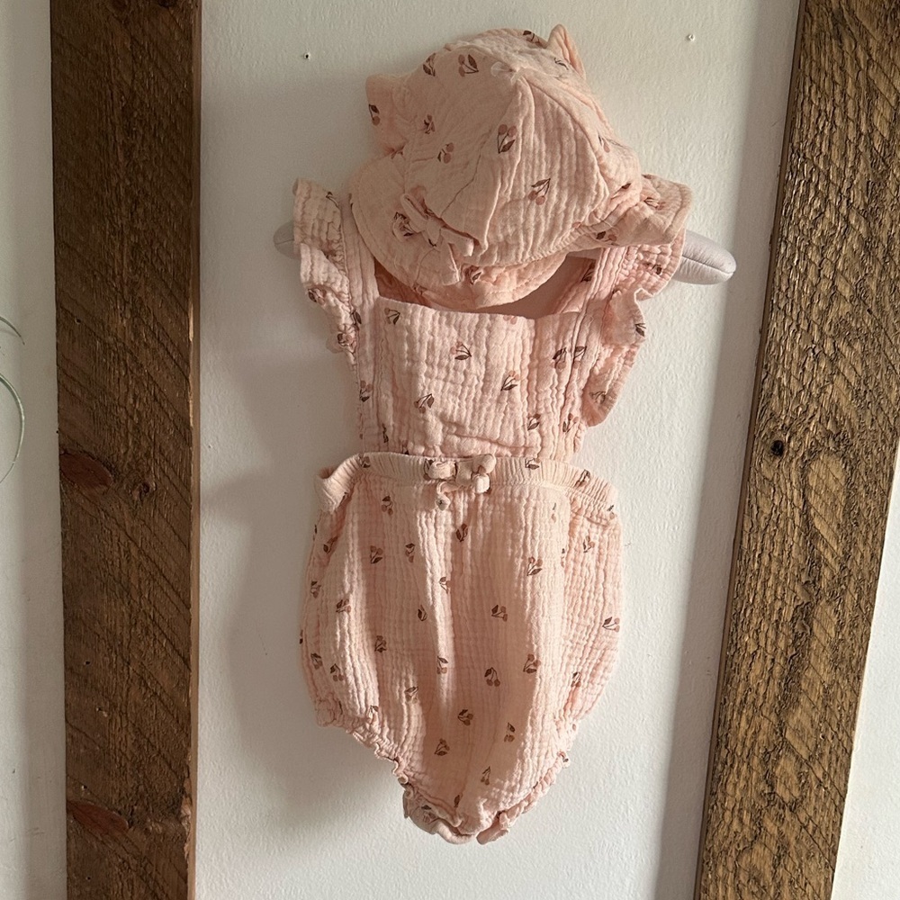 Boutique Emily & Oliver Baby Girl Muslin Floral Romper & Hat Matching Set